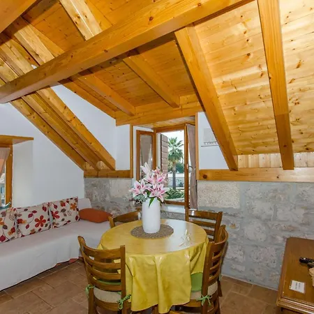 Stone Rose In Center Split