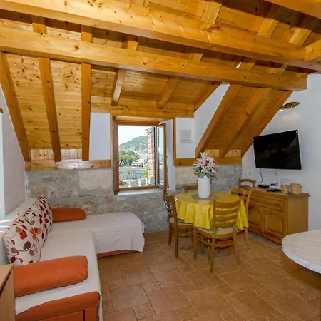 Stone Rose In Center Apartman