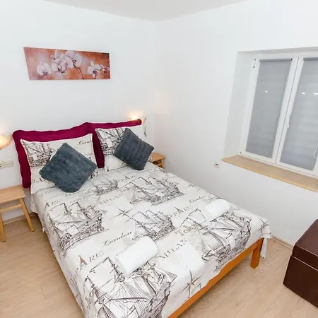 Stone Rose In Center Apartman