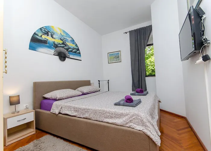 Apartment Stone Rose In Center Split