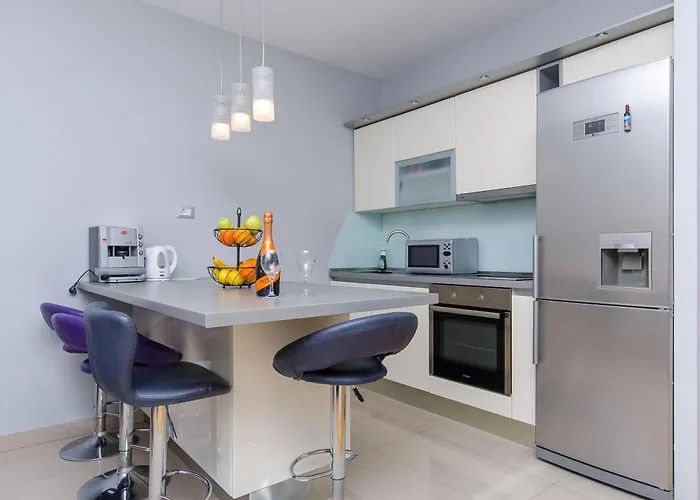 Stone Rose In Center Apartment Split
