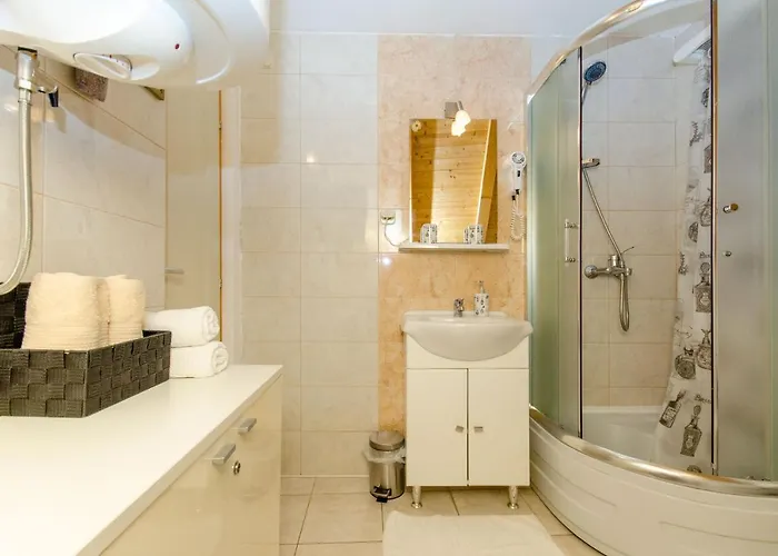 Stone Rose In Center Apartment *