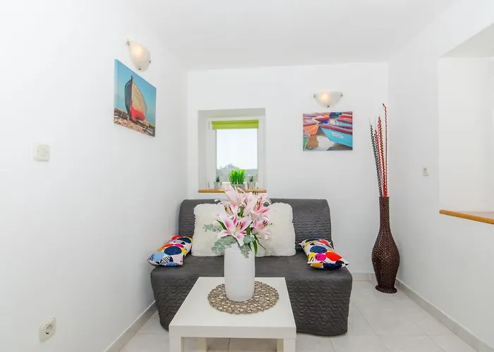 Stone Rose In Center Apartment Split